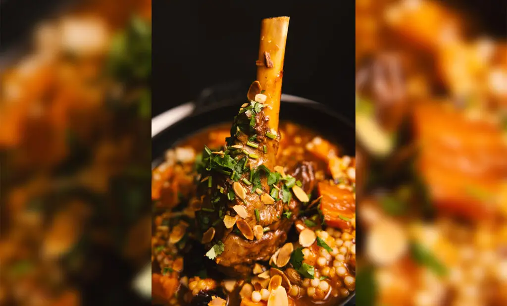 À Saint-Ouen-sur-Seine, La Puce propose des plats de viande maison, cuisinés minute avec des produits de saison et une touche bistronomique.